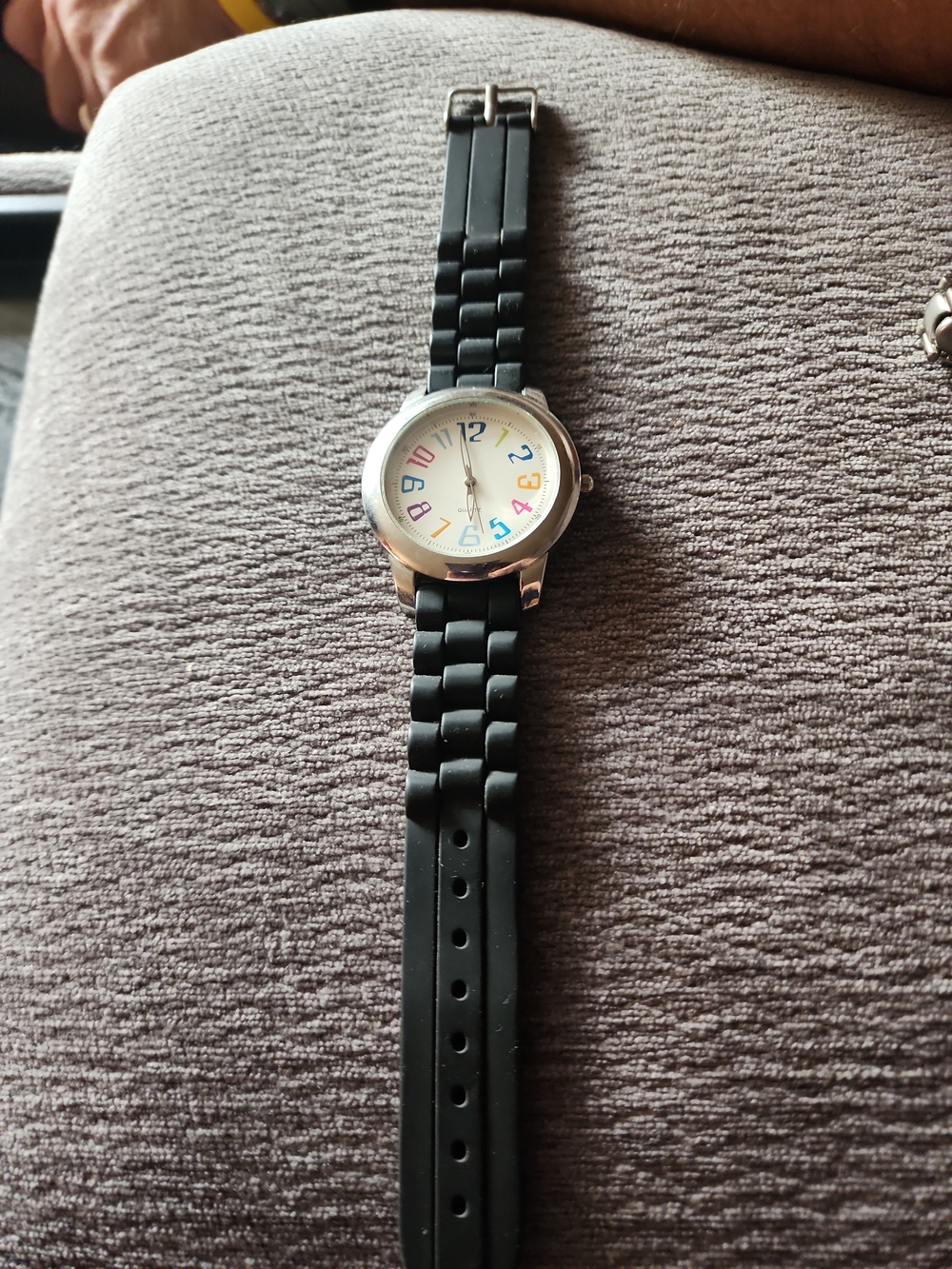 ⌚ Colorful Dial Quartz Watch – Black Rubber Strap - Picture 2 of 3
